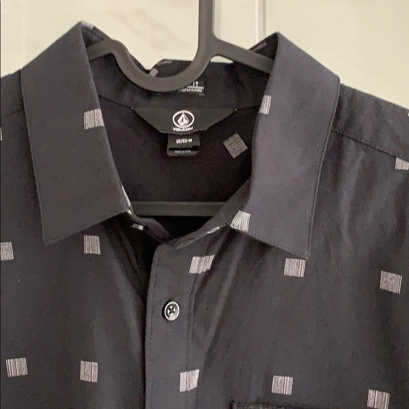 NEW | Volcom Classic fit short sleeve shirt - Picture 2 of 8